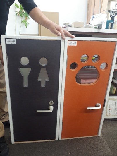 特注:展示会用 特殊形状窓付きドア 特注:展示会用 特殊形状窓付きドア