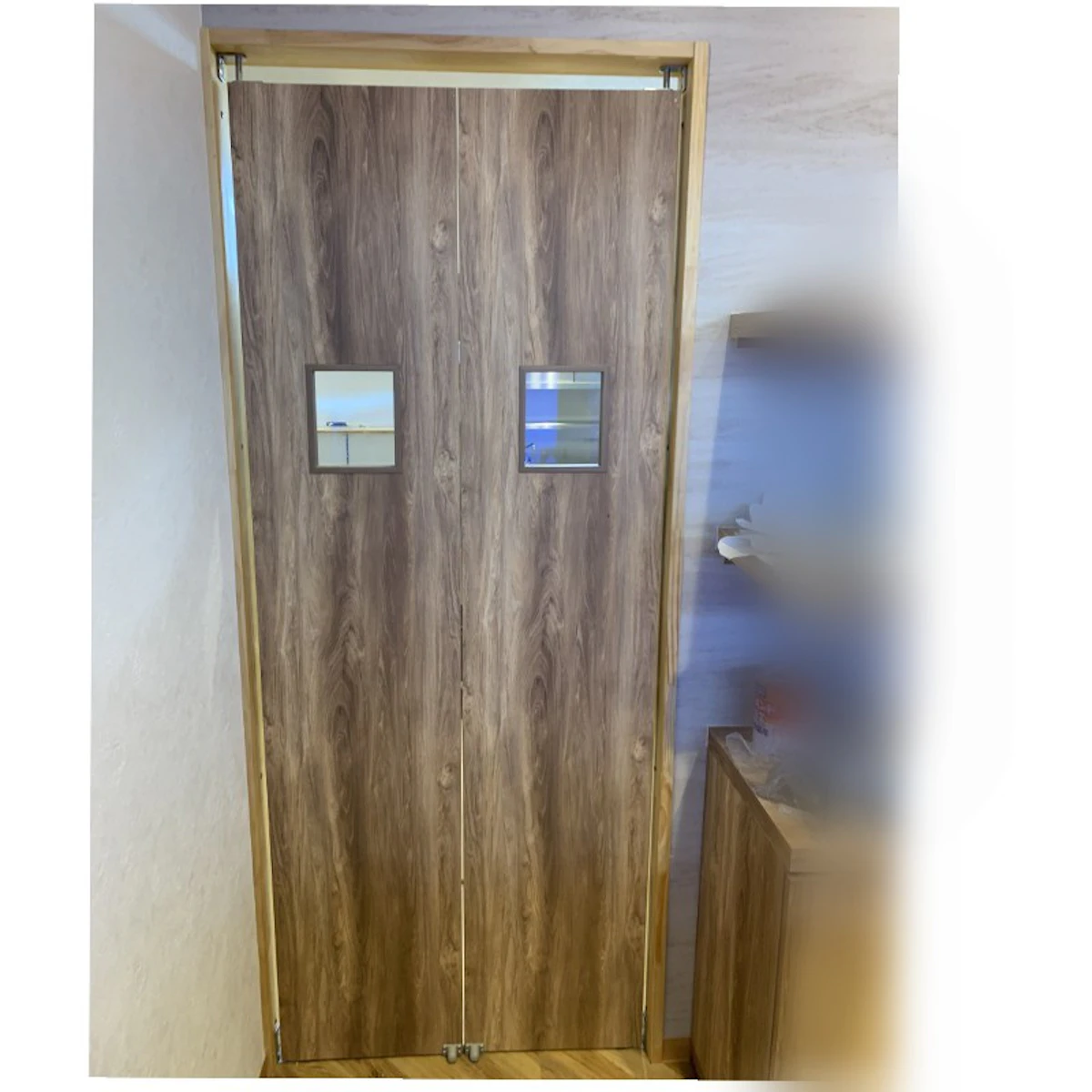 店舗のバックヤードとの間仕切りにスイング扉