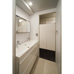 スイングドア　開放的なドア　洗面室のドア
