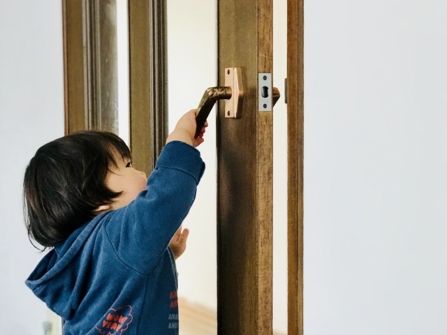 木製ドア　安全に使用