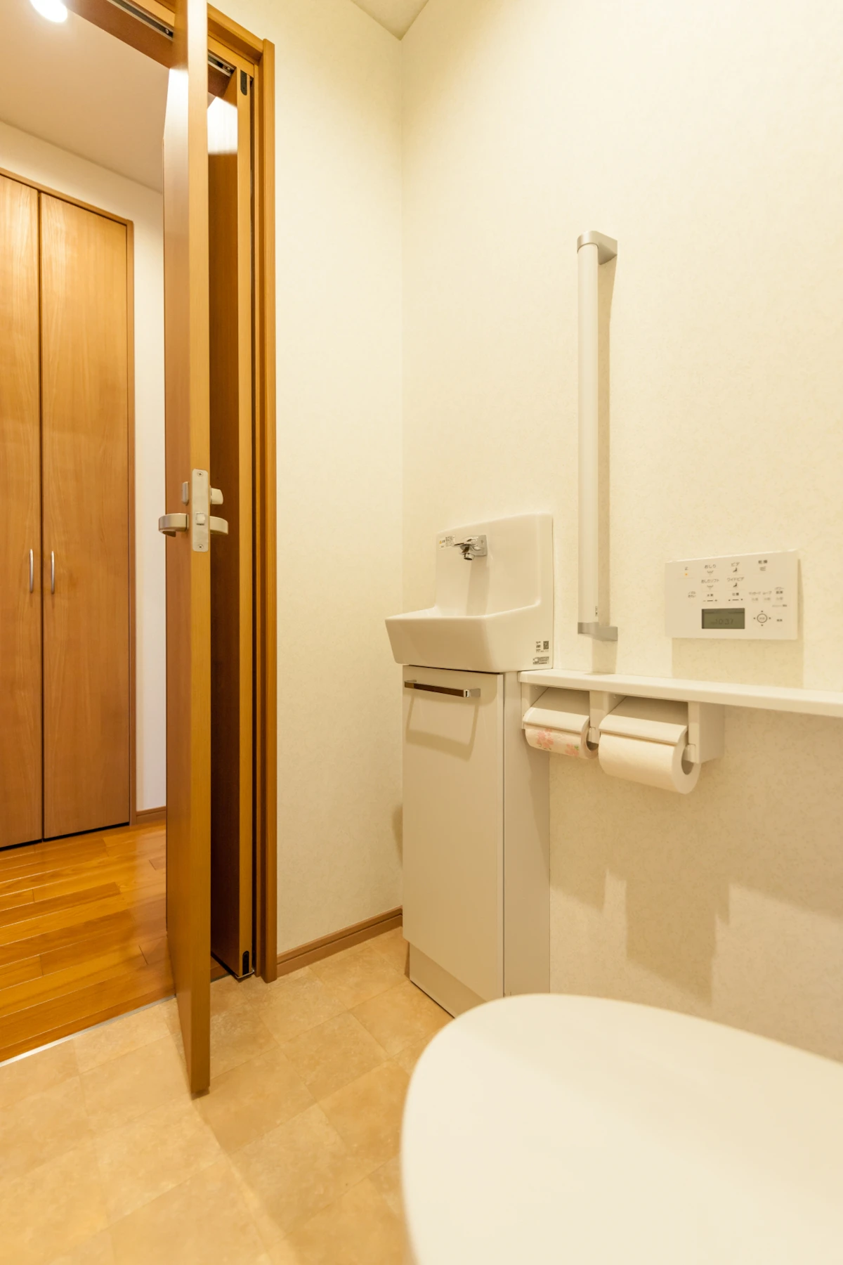トイレのドアでくつろぎ空間を演出 トイレのドアでくつろぎ空間を演出